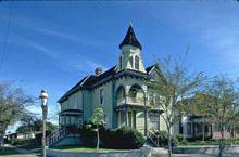 пример использования широкого деревянного сайдинга с горизонтальной раскладкой